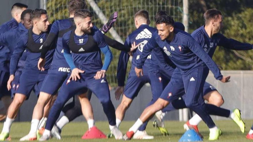 Los celestes, durante el entrenamiento vespertino celebrado ayer en A Madroa. // Ricardo Grobas