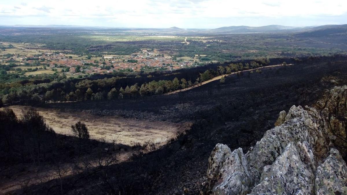 La Sierra de La Culebra, calcinada tras el incendio. | |  T. S. /B. P.