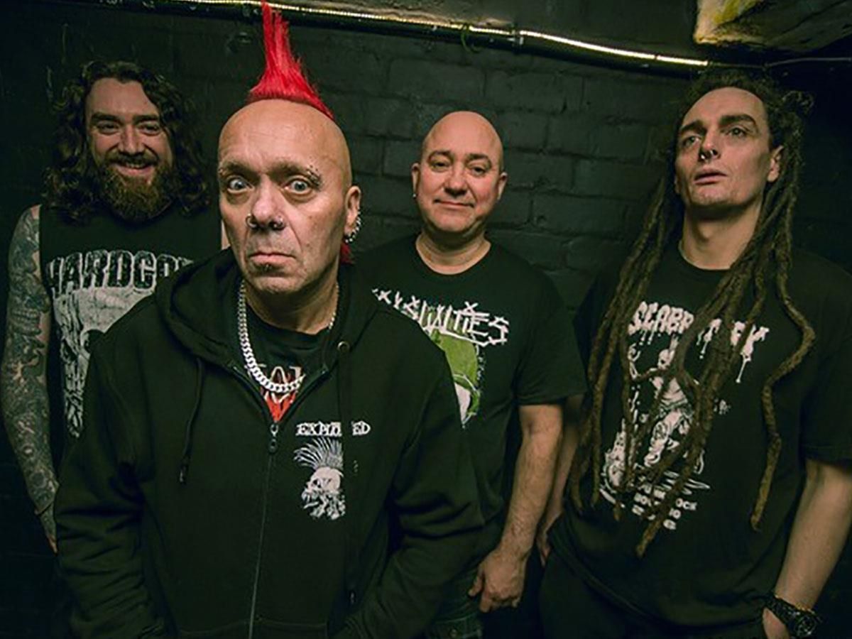 Wattie Buchan, en primer término, con su típica cresta, junto al resto de integrantes de The Exploited