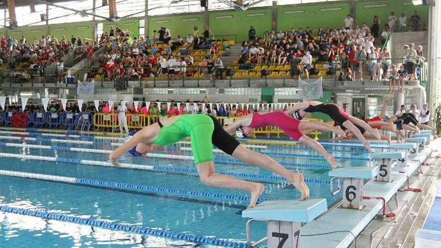 Los nadadores toman la salida en la piscina Rosario Dueñas. // I.Osorio