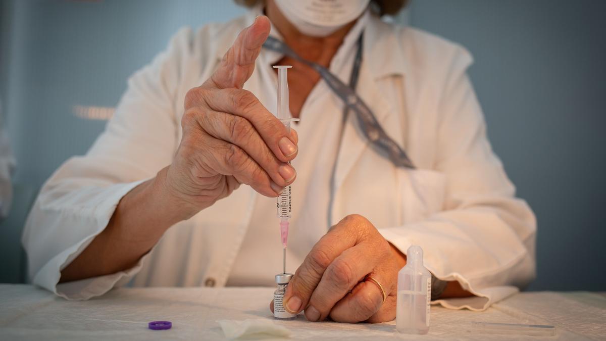 Una enfermera prepara una vacuna de Pfizer-BioNtech