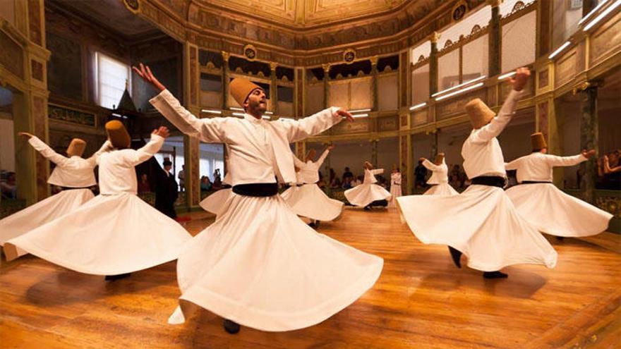 Una de las manifestaciones más antiguas del sufismo tiene que ver con el anonadamiento en Dios que practican los derviches giróvagos, que mantienen importantes escuelas de musicoterapia, en especial en Turquía, y atesoran un patrimonio musical tradicional muy apreciado en Europa y América.