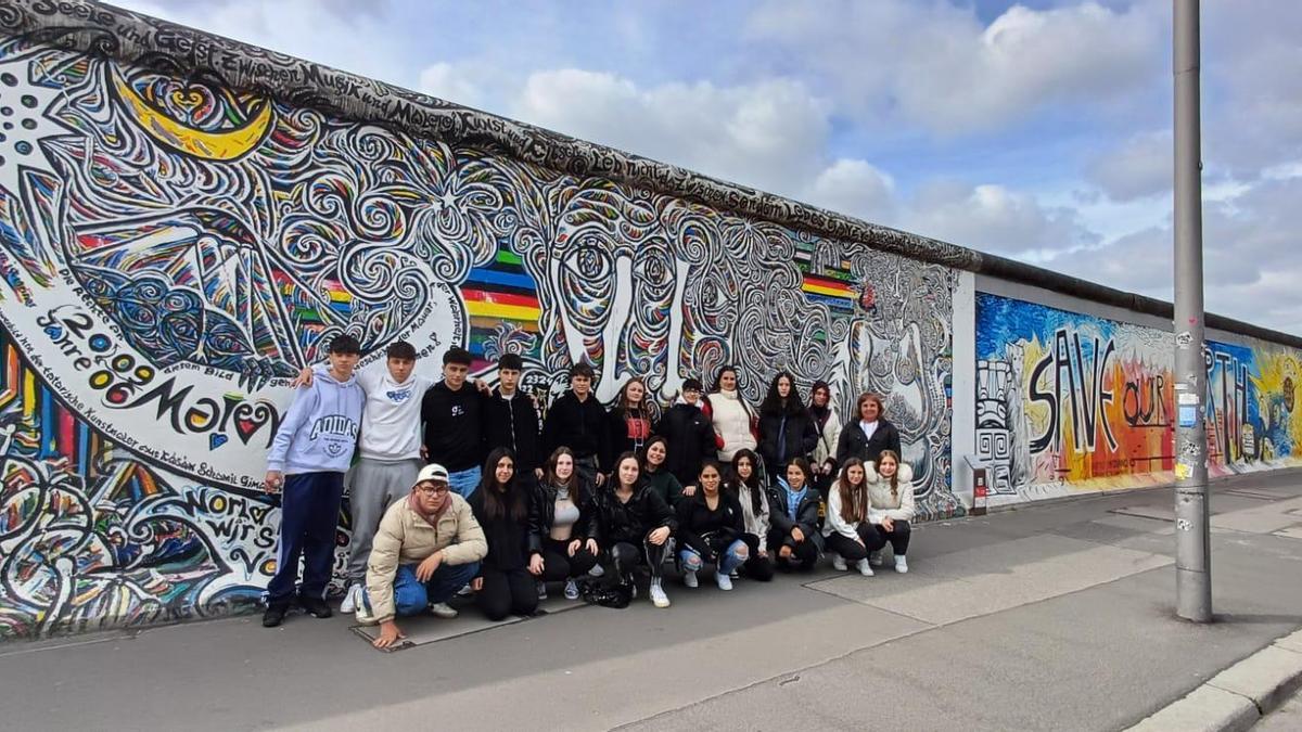 Ante el  muro de Berlín
