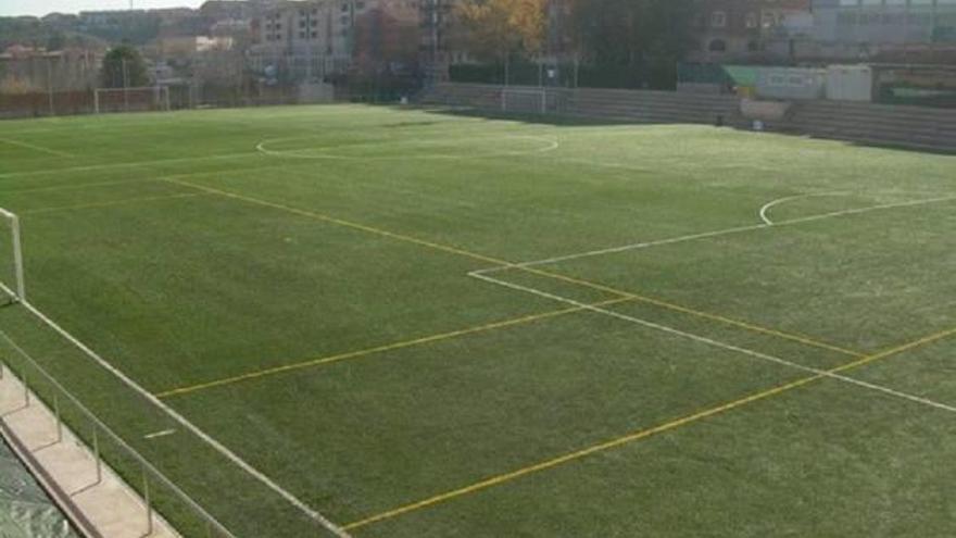 El camp de futbol d&#039;Esparreguera, amb la gespa artificial que hi ha actualment