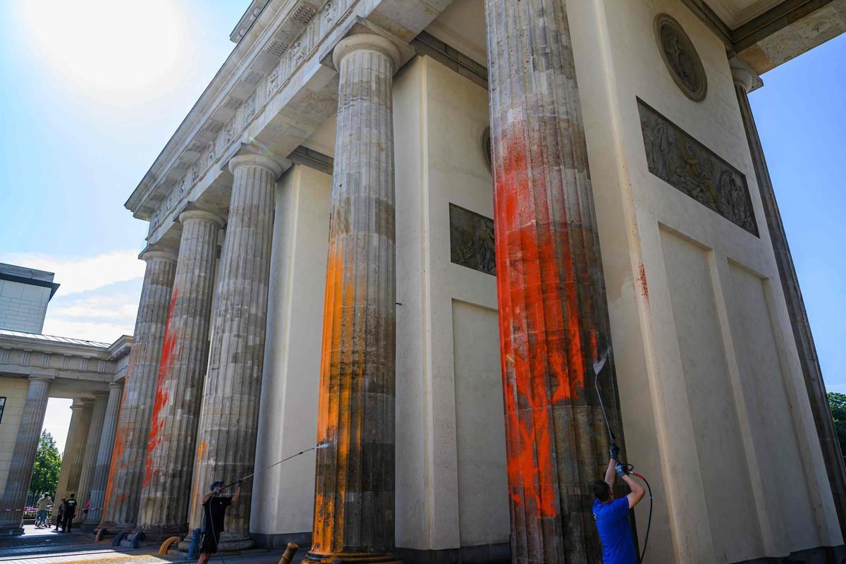 Berlín limpia la Puerta de Brandeburgo tras la protesta de activistas climáticos