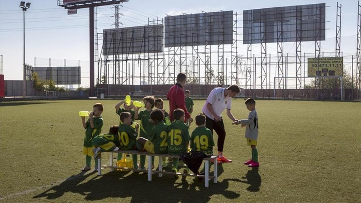 Un momento de un partido de fútbol entre los prebenjamines del Sant Ildefons B y la Penya Recreativa Sant Feliu C.