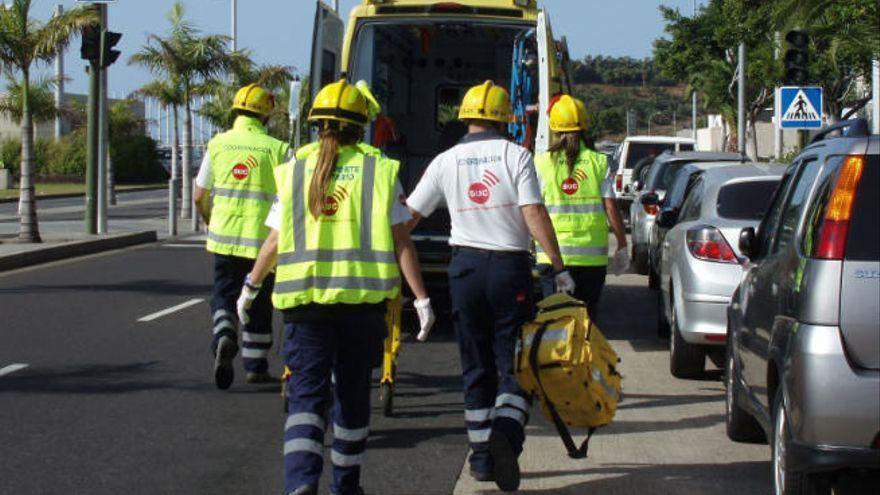 Un trabajador resulta herido al caerle encima la carga del camión en Tenerife