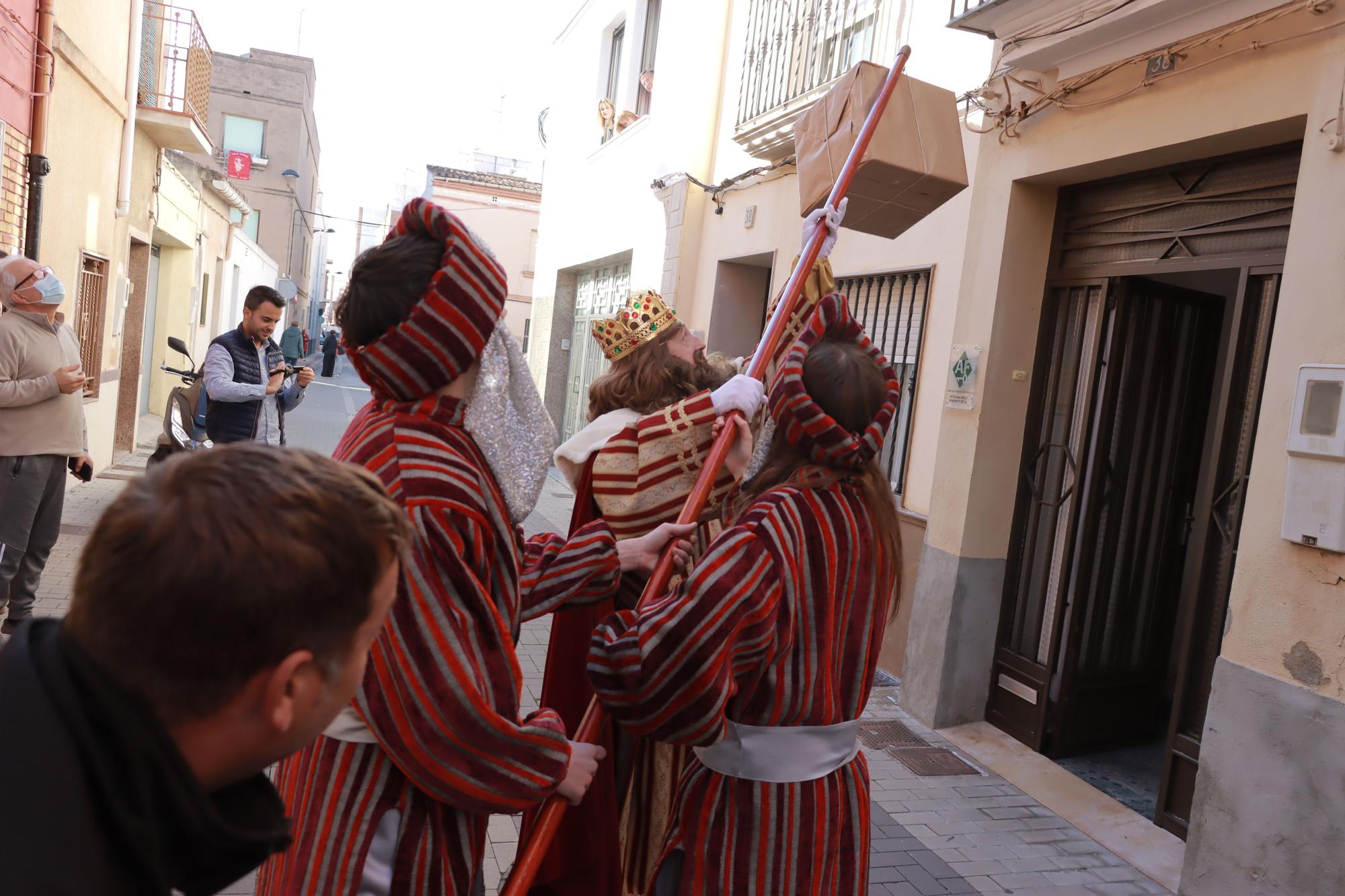 Los Reyes Mayos premian a los vecinos de Vila-real con cientos de regalos en este 2023