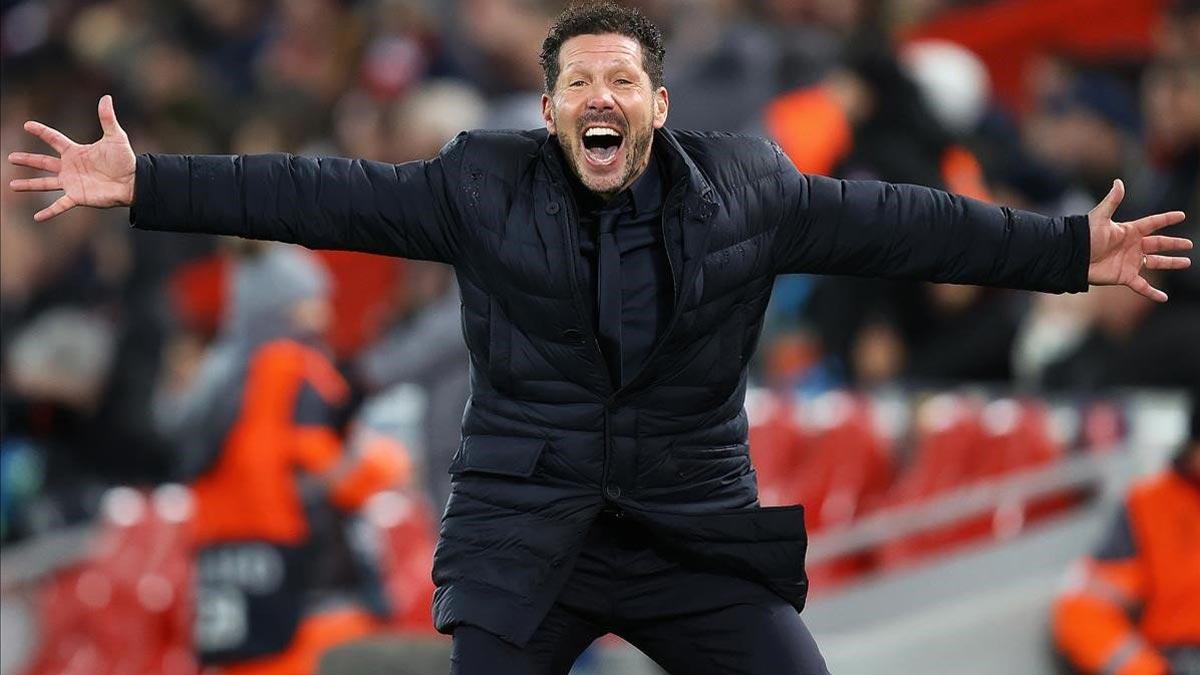 El Atlético de Madrid anuncia dos positivos por coronavirus. En la foto, Simeone festeja el segundo gol de Marcos Llorente en Anfield ante el Liverpool.