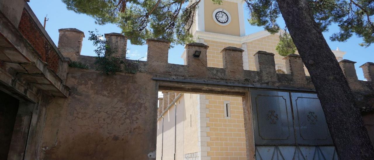 A la izquierda la entrada del Palau Comtal de Ròtova vista desde el patio. No está claro que las almenas sean de la época original, y mucho menos la puerta metálica corredera. A la derecha, el patio delantero, muy transformado.   | LEVANTE-EMV