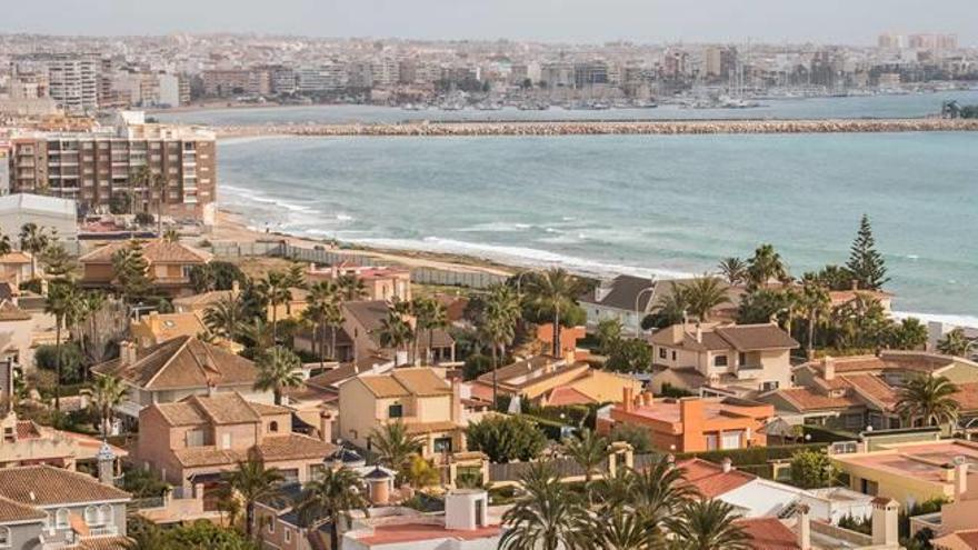 Las propiedades en primera línea en la playa de Los Locos, El Cura y en torno a la bahía son las más abundantes en la oferta online.