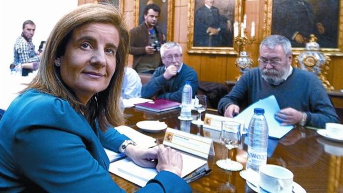 La ministra de Empleo, Fátima Báñez, con los líderes de CCOO, Ignacio Fernández Toxo (izquierda), y de UGT, Cándido Méndez, en abril.