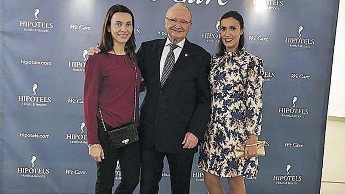 Juan Llull, presidente de Hipotels, con sus hijas María Antonia y  Luisa, en imagen de archivo.