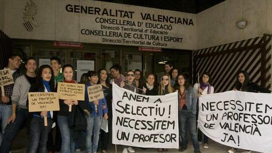 Los estudiantes del instituto Haygón volvieron a concentrarse ayer ante Educación.