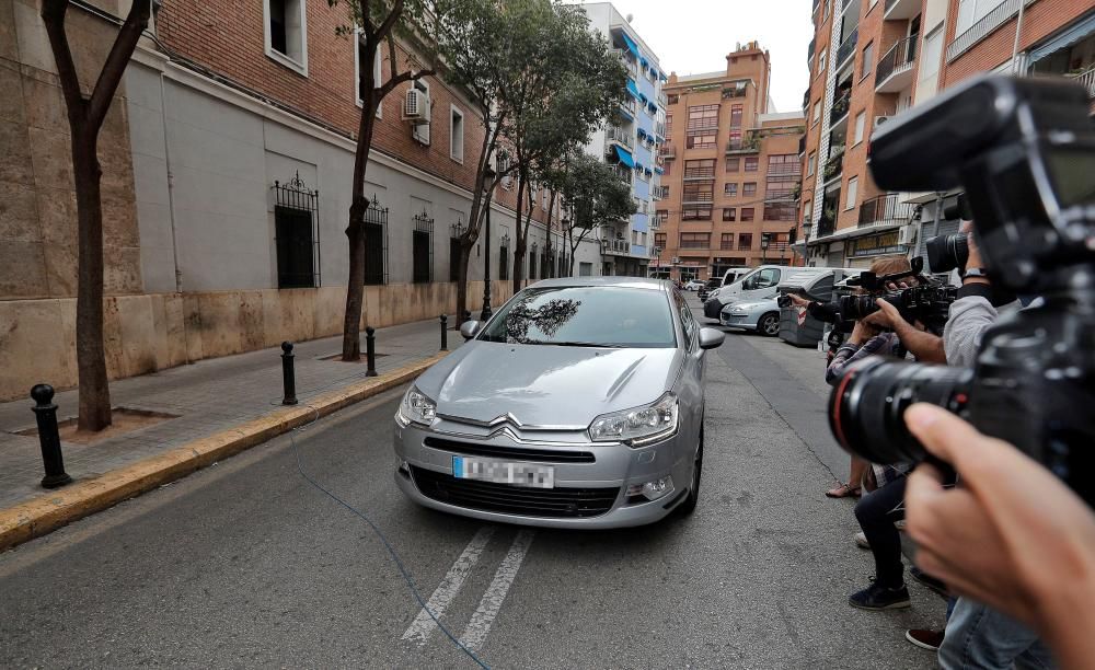 El coche donde viaja Eduardo Zaplana, al entrar a la Comandancia de Patraix.