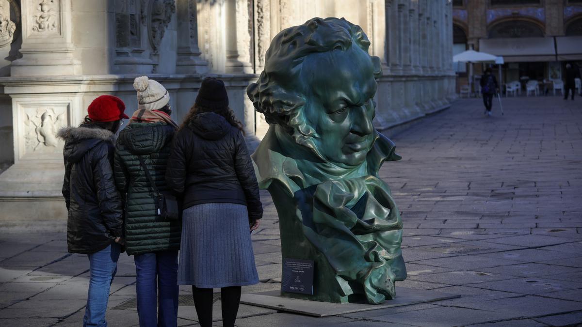 Una de las réplicas gigantes de la estatuilla de Los Goya en la Plaza San Francisco, en Sevilla.