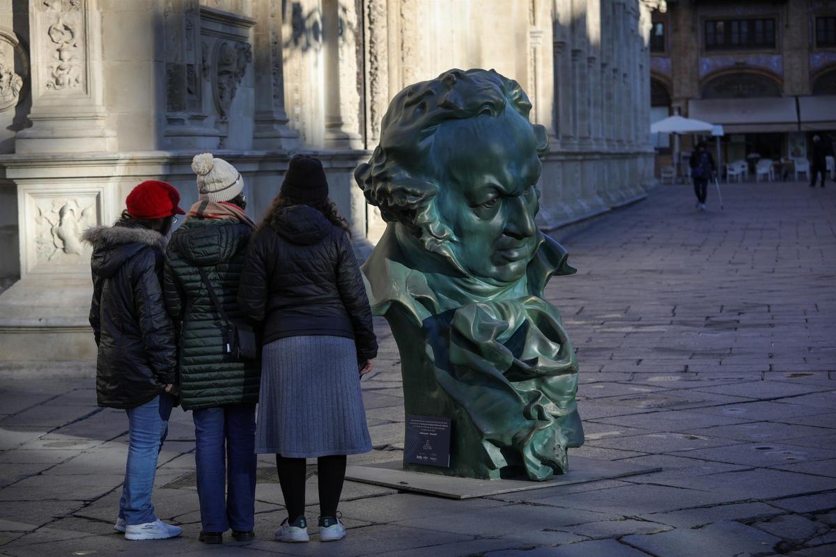 Una de las réplicas gigantes de la estatuilla de Los Goya en la Plaza San Francisco, en Sevilla.