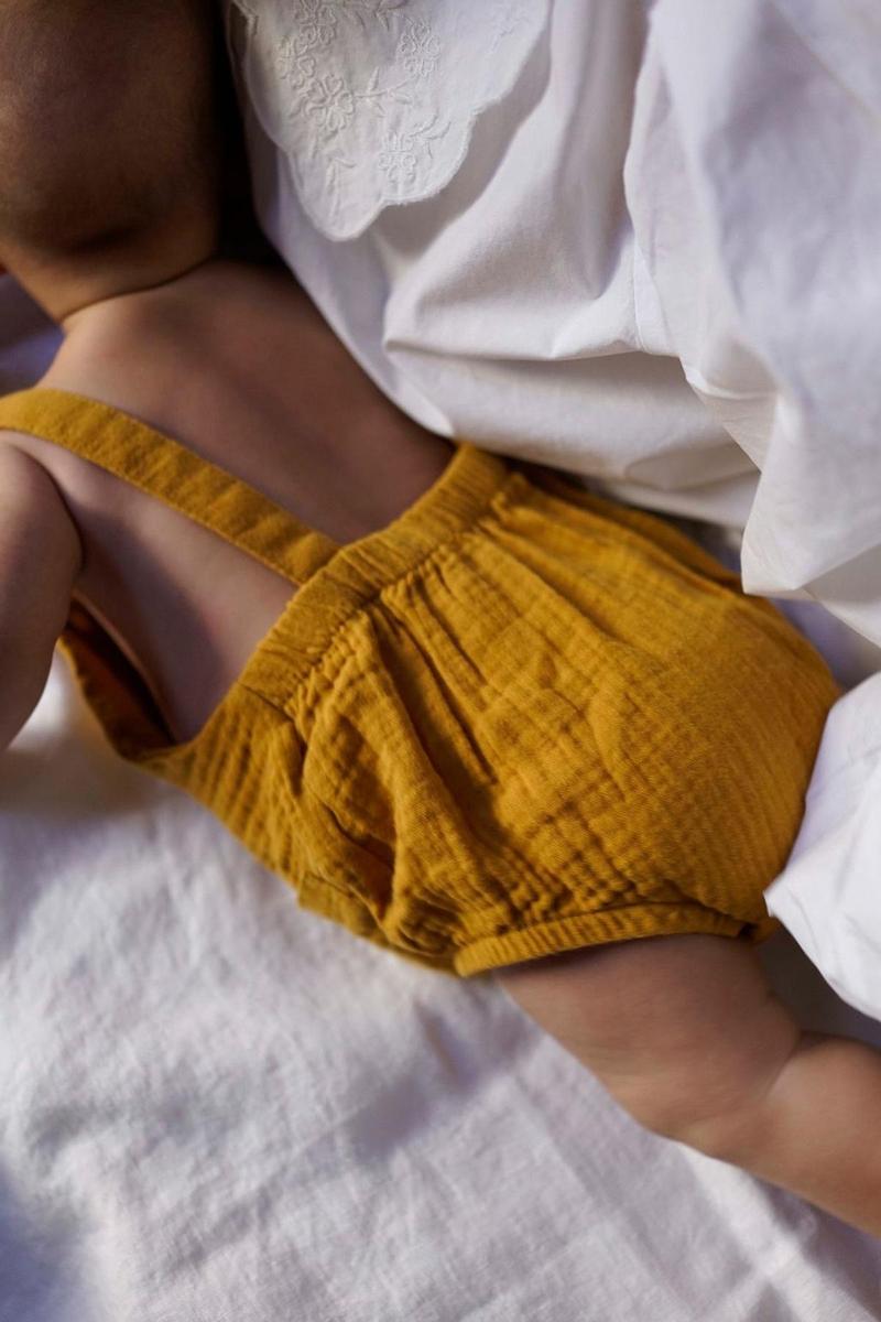 Peto para bebé en color mostaza de Zara Home