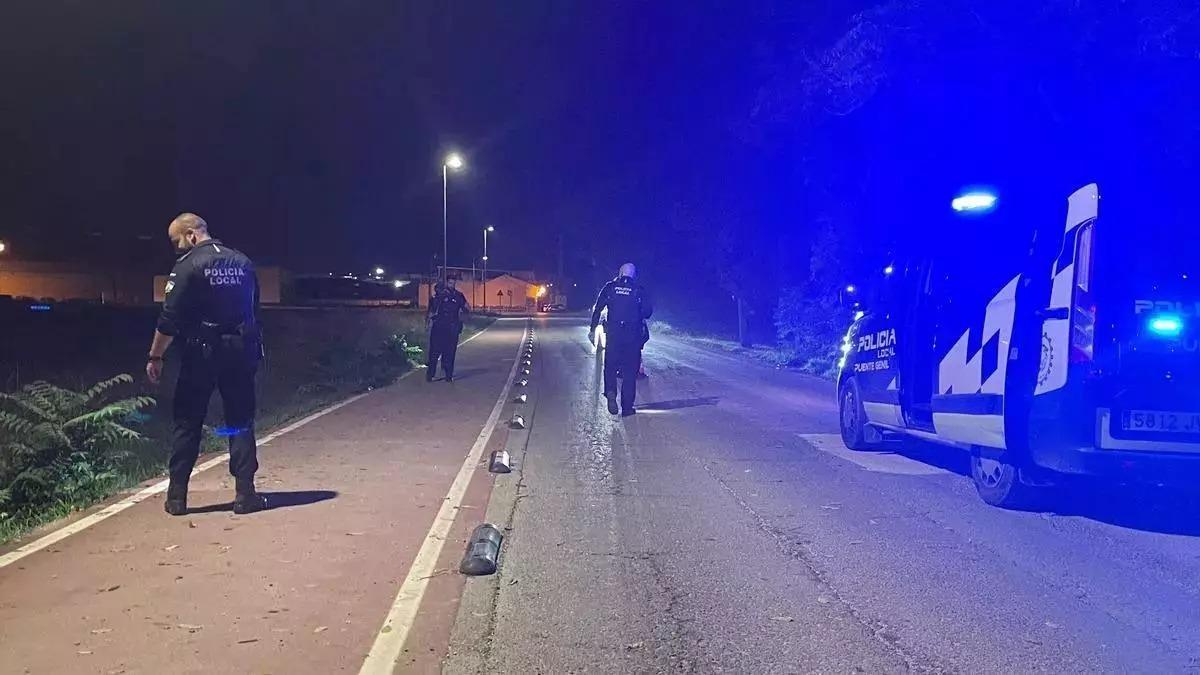 Policías investigan en el lugar del suceso la noche del atropello.