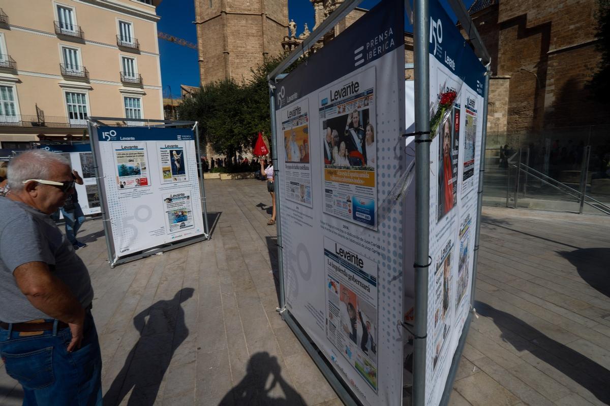 El público descubre la exposición de Levante-EMV en la plaza de la Reina de València El público descubre la exposición de Levante-EMV en la plaza de la Reina de València