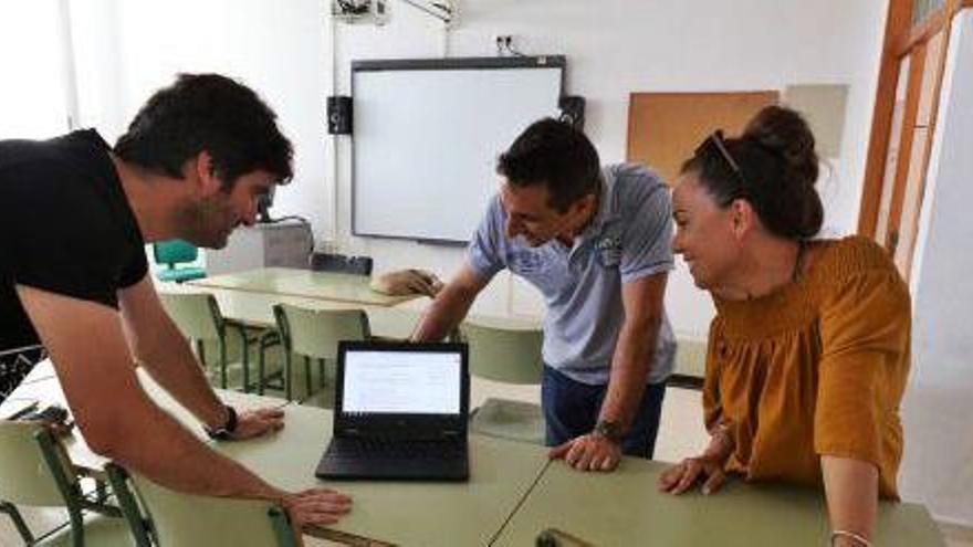 Docentes del instituto Algarb con uno de los nuevos &#039;chromebook&#039;.