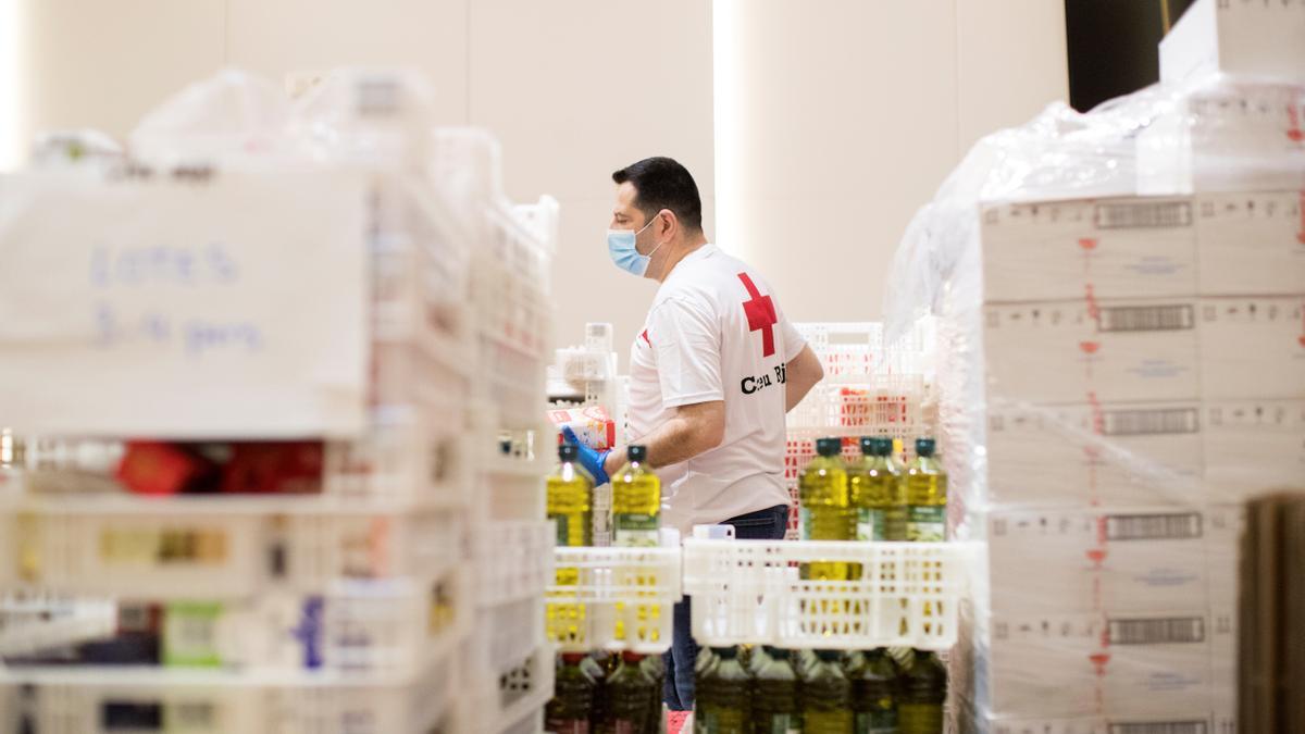 Un voluntario de la Cruz Roja.