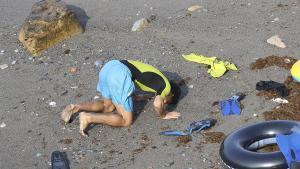 CEUTA, 30/07/2026.- Vista de la entrada ilegal a nado en Ceuta de migrantes marroquíes y argelinos este jueves. Los centros de acogida de adultos y menores de la ciudad autónoma de Ceuta siguen colapsados tras la llegada irregular de unos 1.500 migrantes en los últimos nueve días, lo que ha llevado a su presidente, Juan Jesús Vivas, a pedir una acción “contundente y sin dilación” al Estado ante la “dimensión de la crisis migratoria.EFE/ Reduan Dris