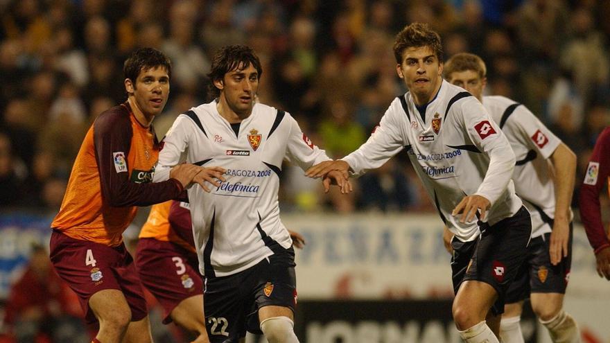 Piqué y Diego Milito durante su etapa en el Real Zaragoza en 2007