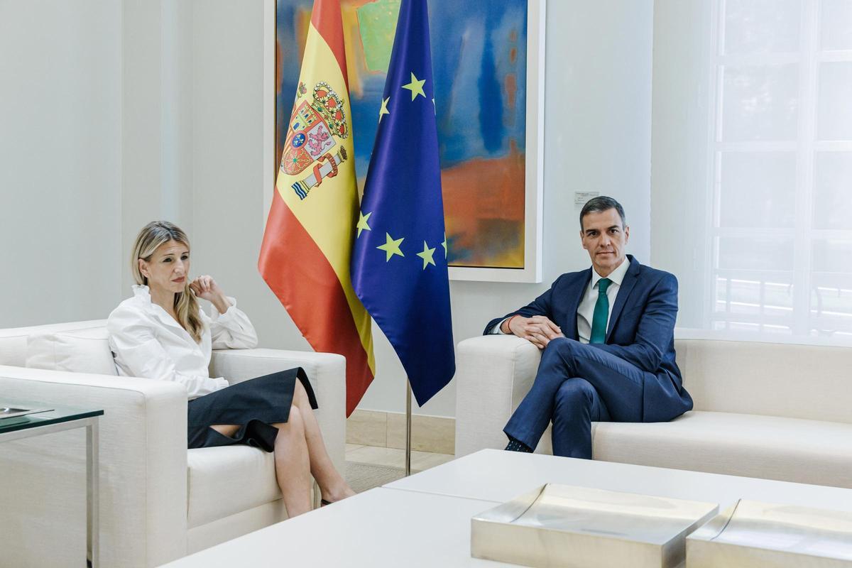 El presidente del Gobierno, Pedro Sánchez, y la vicepresidenta segunda y ministra de Trabajo y Economía Social, Yolanda Díaz, durante una reunión, en 16 de junio de 2025, en Madrid (España).