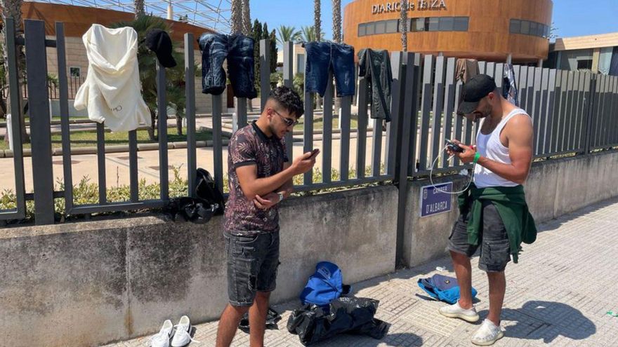 La euforia de los migrantes: «¡Mamá, ya he llegado a Ibiza!»