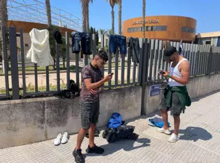La euforia de los migrantes: «¡Mamá, ya he llegado a Ibiza!»