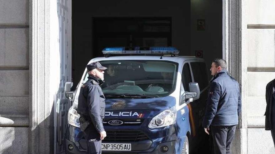 Sànchez llega al Supremo en un vehículo de la Policía Nacional. // E.P.