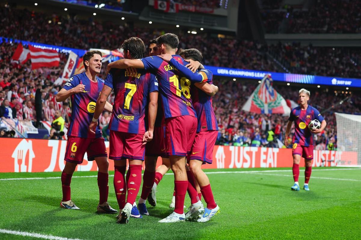 Los jugadores del Barça se abrazan tras el gol de Ferran