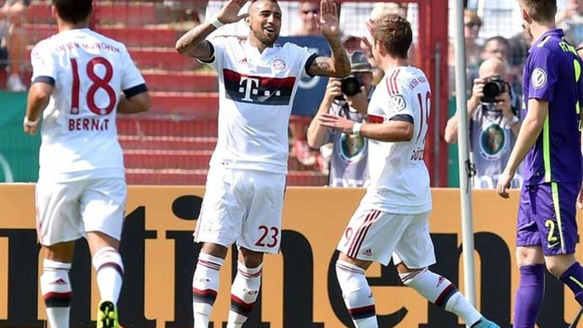 Arturo Vidal celebra con Goetze y Juan Bernat el primer gol, de penalti, del Bayern este domingo en el debut en la Copa de Alemania