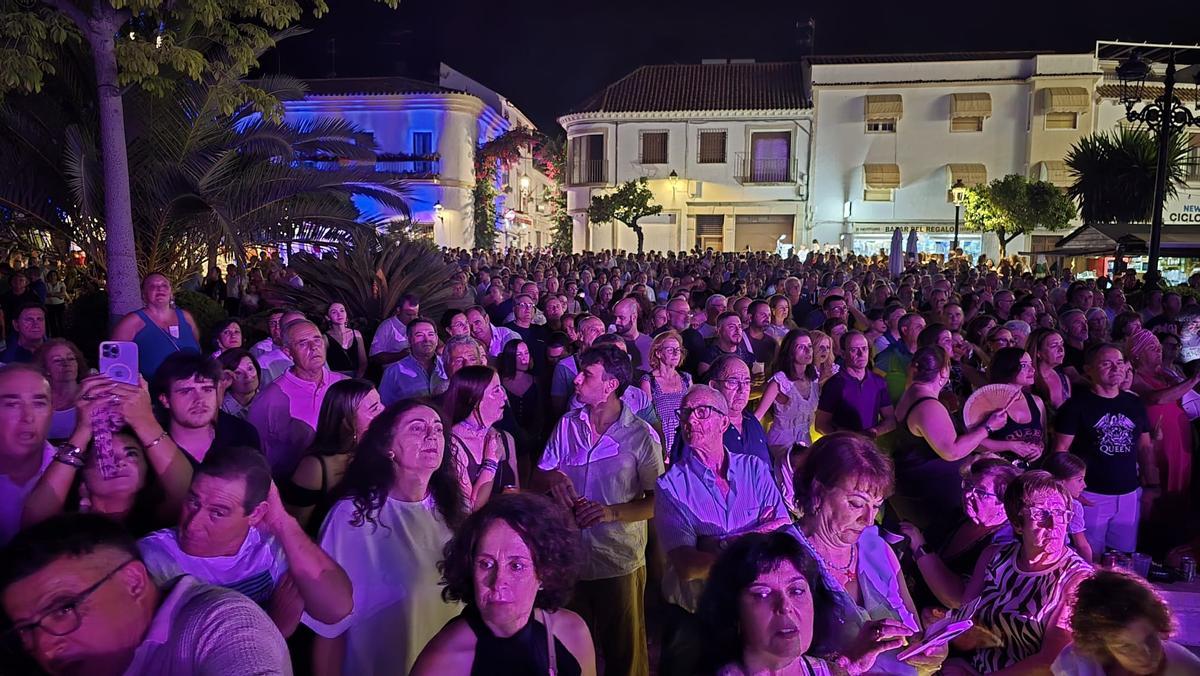 Ambiente en la plaza de España en el concierto de Queen Revolution.