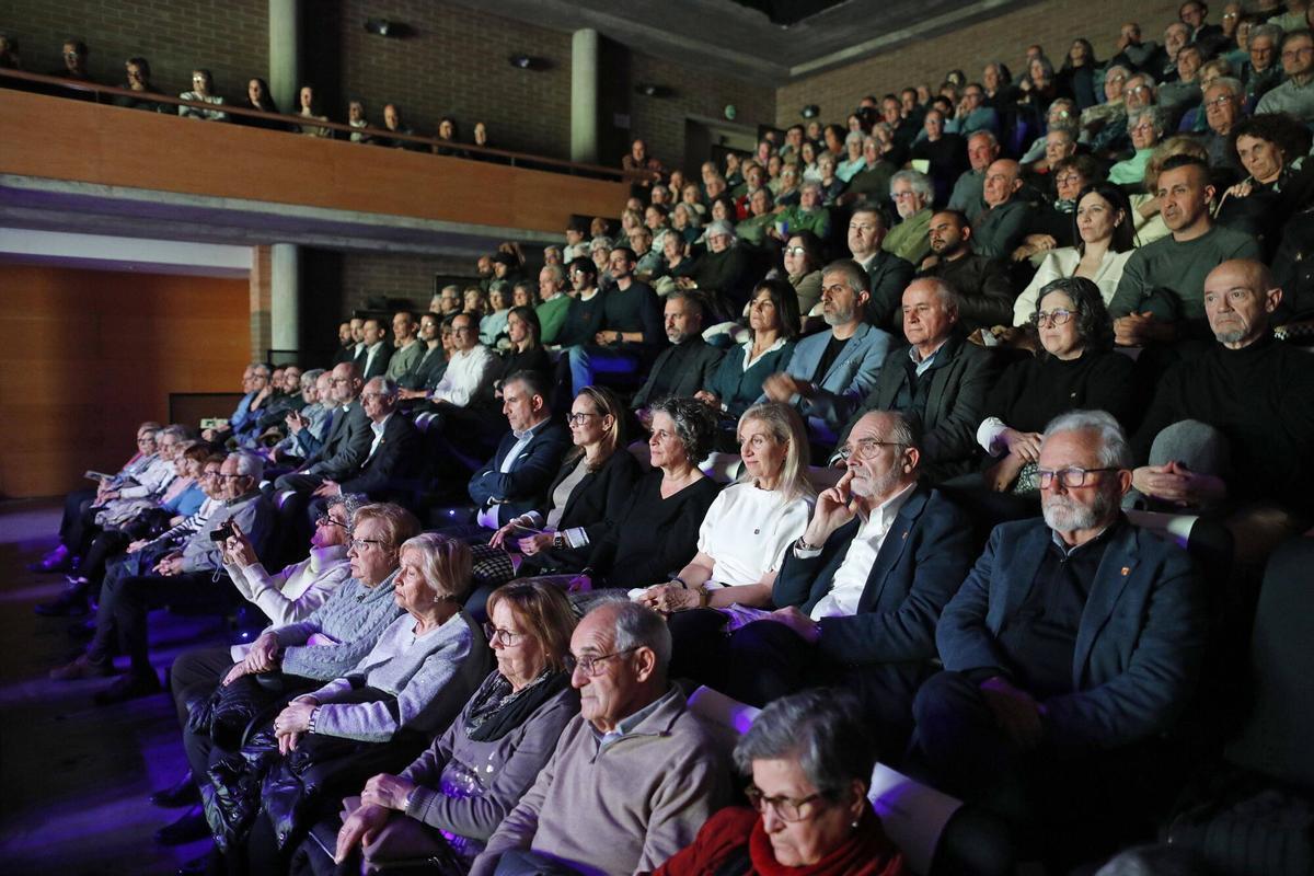 Salt. Teatre. Entrega del Premi Tres de Març a Felix Mussoll (rector de la parroquia de Sant Cugat).