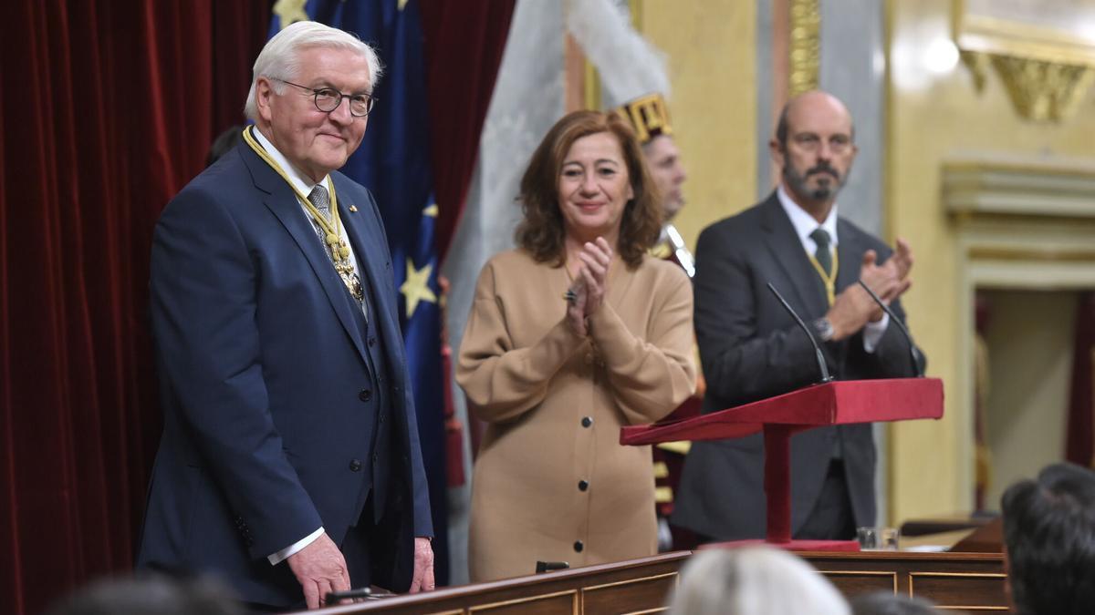 La presidenta del Congreso, Francina Armengol (c), y el presidente del Senado, Pedro Rollán (d), reciben al presidente de la República Federal de Alemania, Frank-Walter Steinmeier (i), en el Congreso de los Diputados