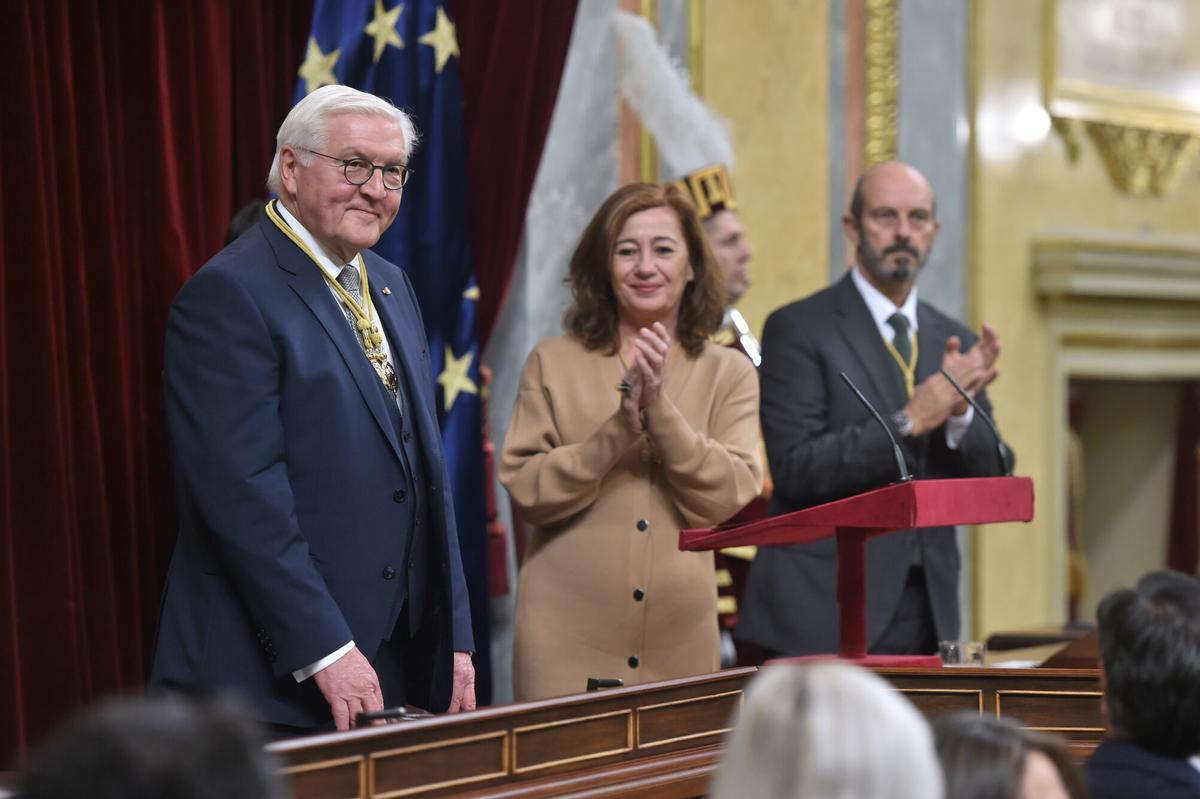 La presidenta del Congreso, Francina Armengol (c), y el presidente del Senado, Pedro Rollán (d), reciben al presidente de la República Federal de Alemania, Frank-Walter Steinmeier (i), en el Congreso de los Diputados
