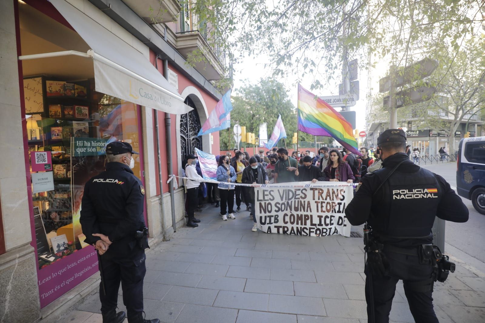 Concentración contra la presentación del libro 'Nadie nace en un cuerpo equivocado' en la Casa del Libro de Palma