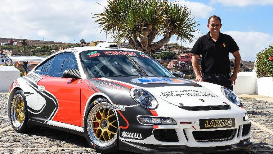 Iván Armas junto al Porsche 911 con el que competirá.