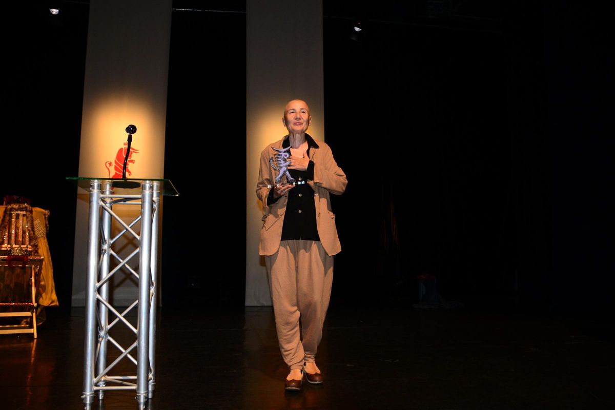 Mercedes Peón, emocionada con el XXV Premio Mulleres en Acción de la Mostra de Teatro de Cangas.