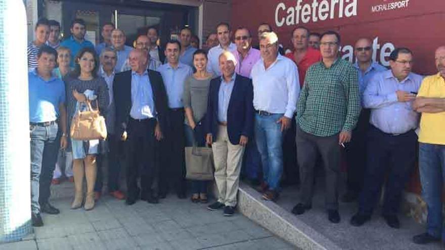 Fernando Martínez Maíllo, en el centro, junto a los alcaldes y números uno del PP en la comarca.