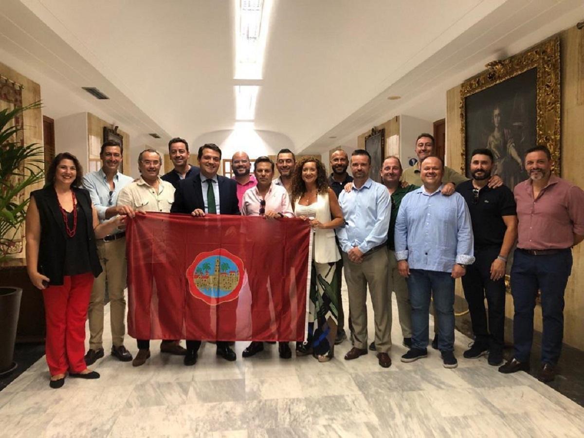 Fotografía grupal de Bicigrinos junto a Jose María Bellido, alcalde de Córdoba.