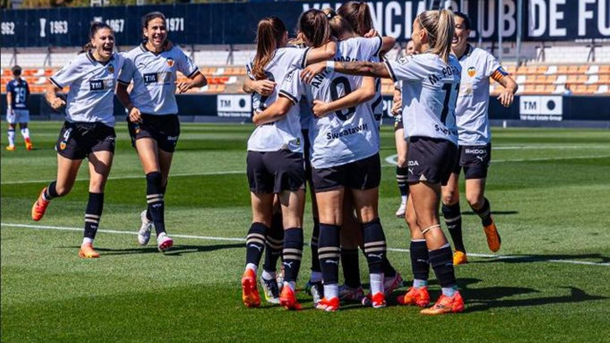 Las jugadoras del Valencia celebran uno de los tantos de Anita Marcos