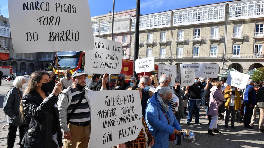 Vecinos de Os Mallos claman en María Pita por mayor presencia policial para acabar con la inseguridad del barrio