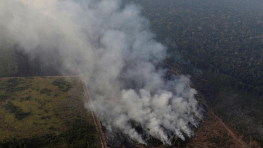 Incendio en un área de la Amazonia próxima a Porto Velho, en Brasil.