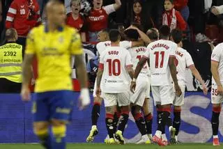 El Sevilla se aferra a Primera y hunde a Las Palmas