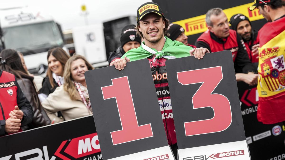 Nicoló Bulega celebrando su 13º victoria consecutiva