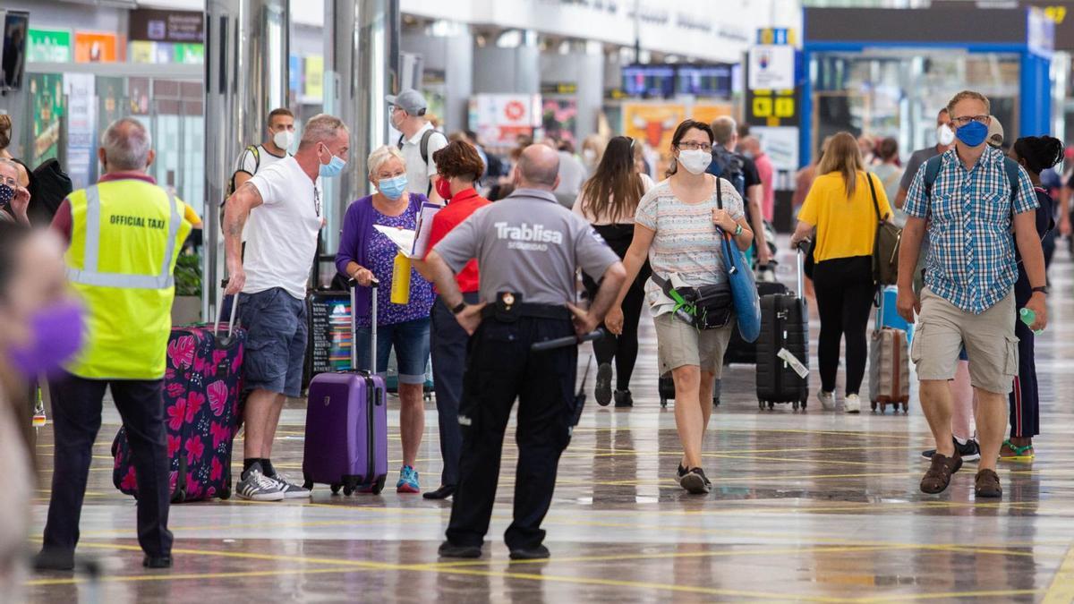 Llegadas de turistas al aeropuerto de Tenerife Sur. | | CARSTEN W. LAURITSEN