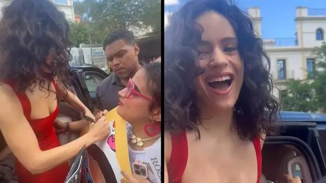 Rosalía saluda a sus fans a la salida de su hotel en Sevilla